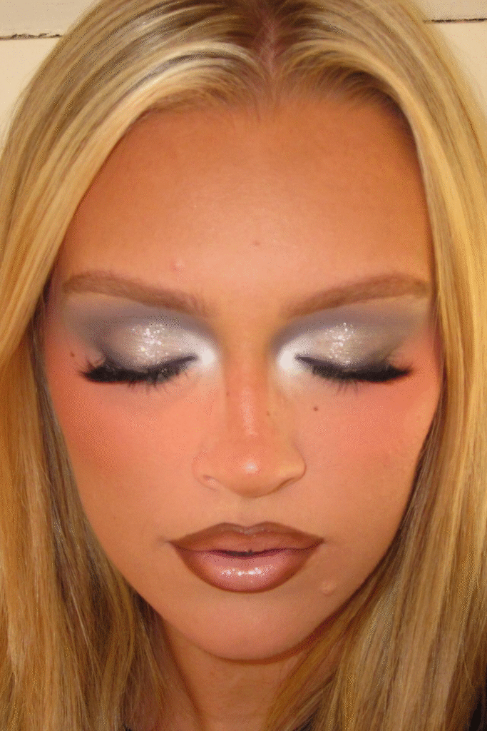 22+ Retro ’90s Makeup Styles That Still Look Stunning in 2025 12