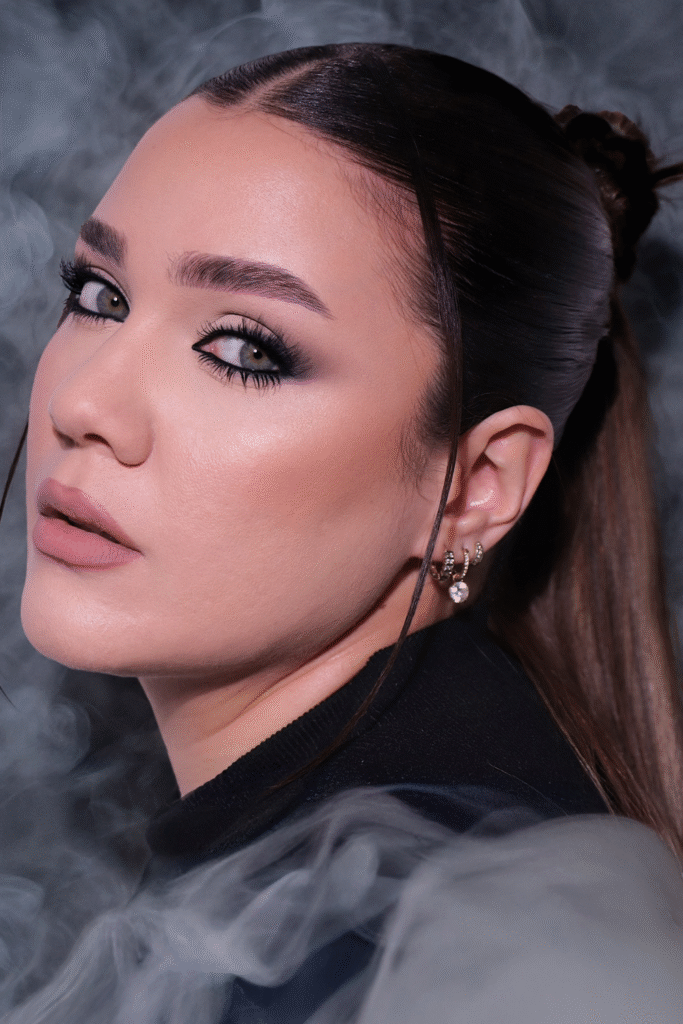 22+ Retro ’90s Makeup Styles That Still Look Stunning in 2025 13