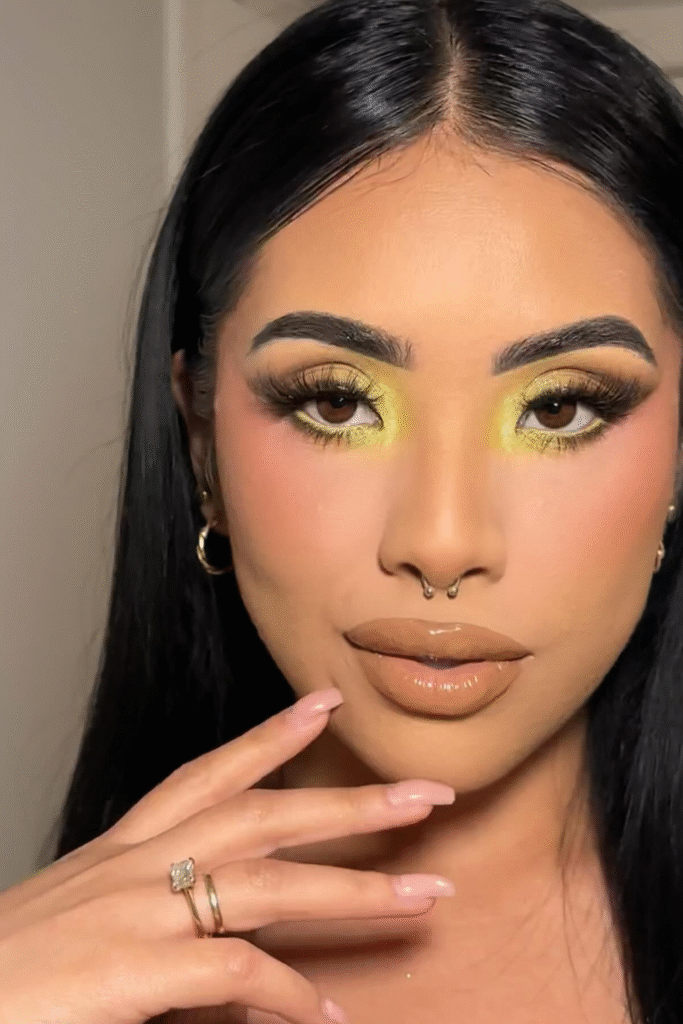 13+ Shimmery Eye Makeup Looks That Sparkle in 2025 14