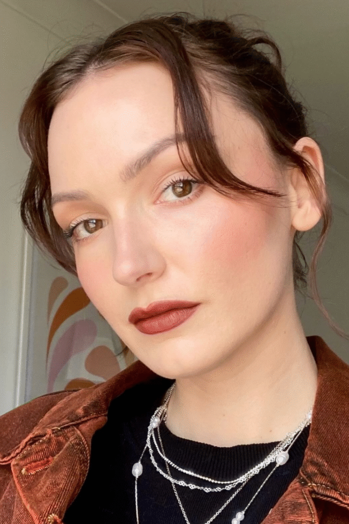 22+ Retro ’90s Makeup Styles That Still Look Stunning in 2025 14