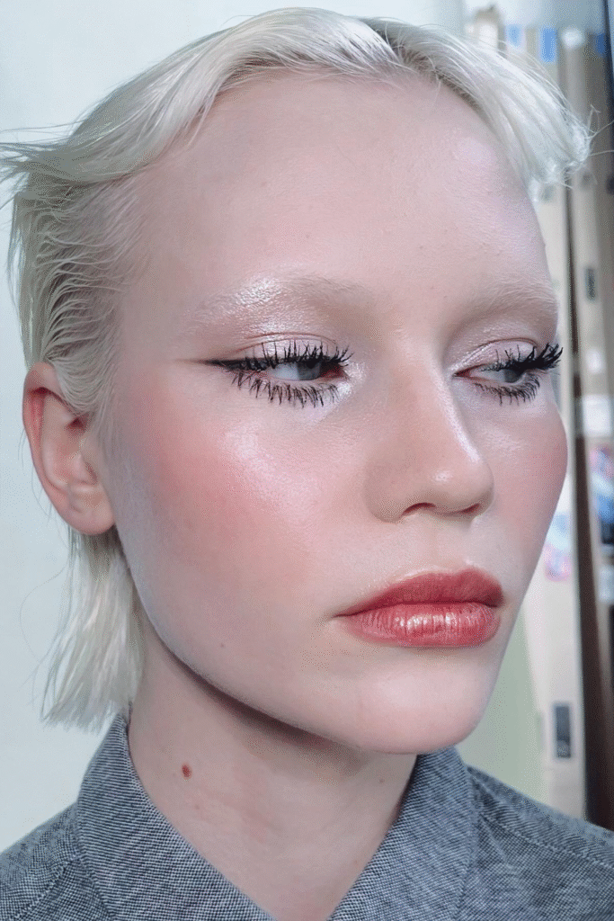 13+ Shimmery Eye Makeup Looks That Sparkle in 2025 16