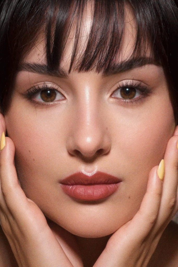 22+ Retro ’90s Makeup Styles That Still Look Stunning in 2025 19