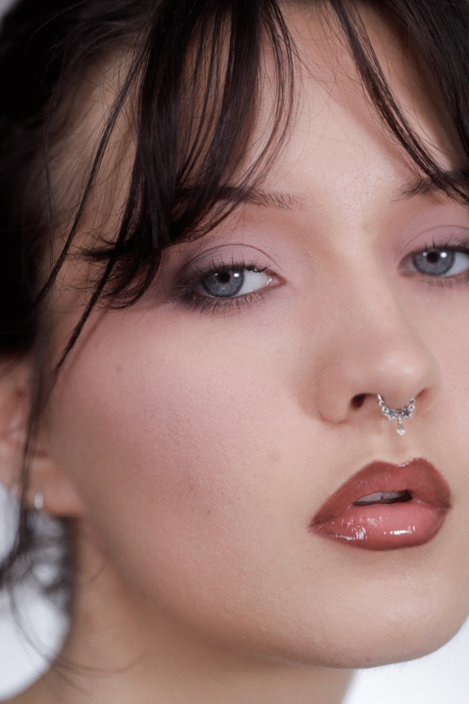 22+ Retro ’90s Makeup Styles That Still Look Stunning in 2025 22