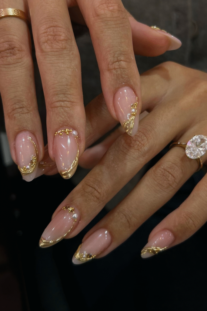 17+ Stunning Gold Nail Designs That Feel Pure Luxury 28