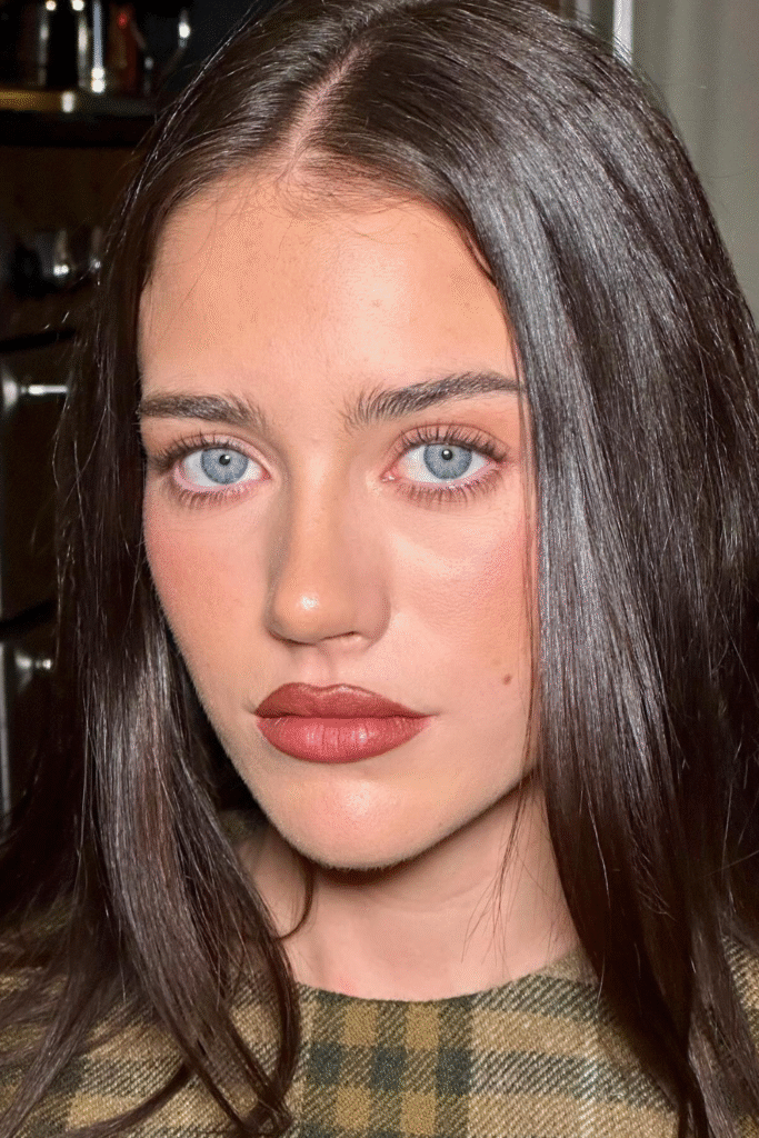 22+ Retro ’90s Makeup Styles That Still Look Stunning in 2025 4