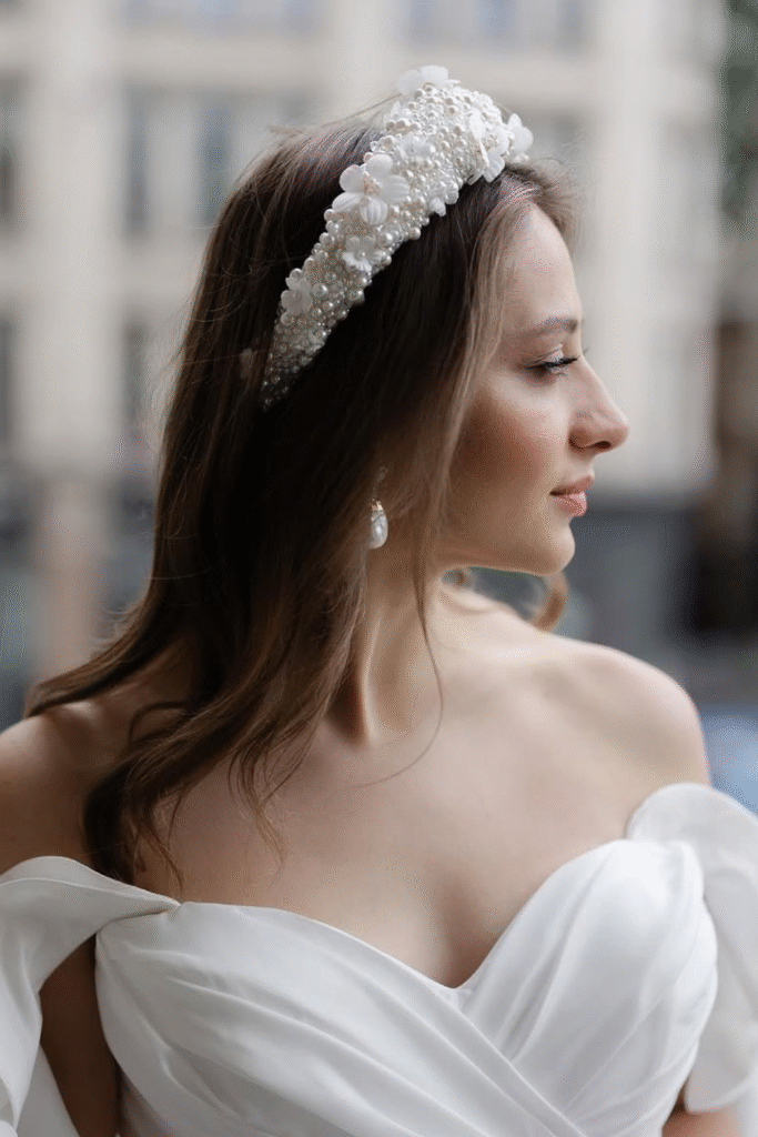 17+ Headband Hairstyles That Are So Chic in 2025 8