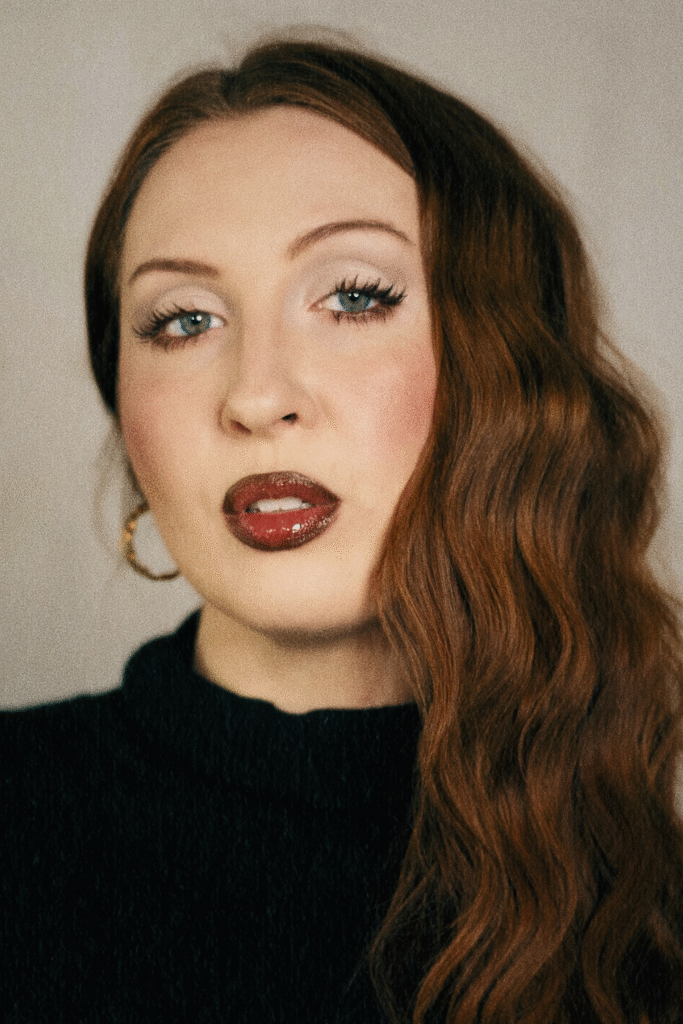 22+ Retro ’90s Makeup Styles That Still Look Stunning in 2025 8