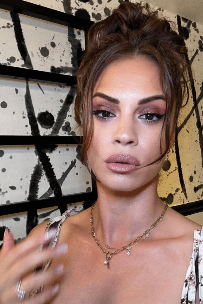 22+ Retro ’90s Makeup Styles That Still Look Stunning in 2025 9