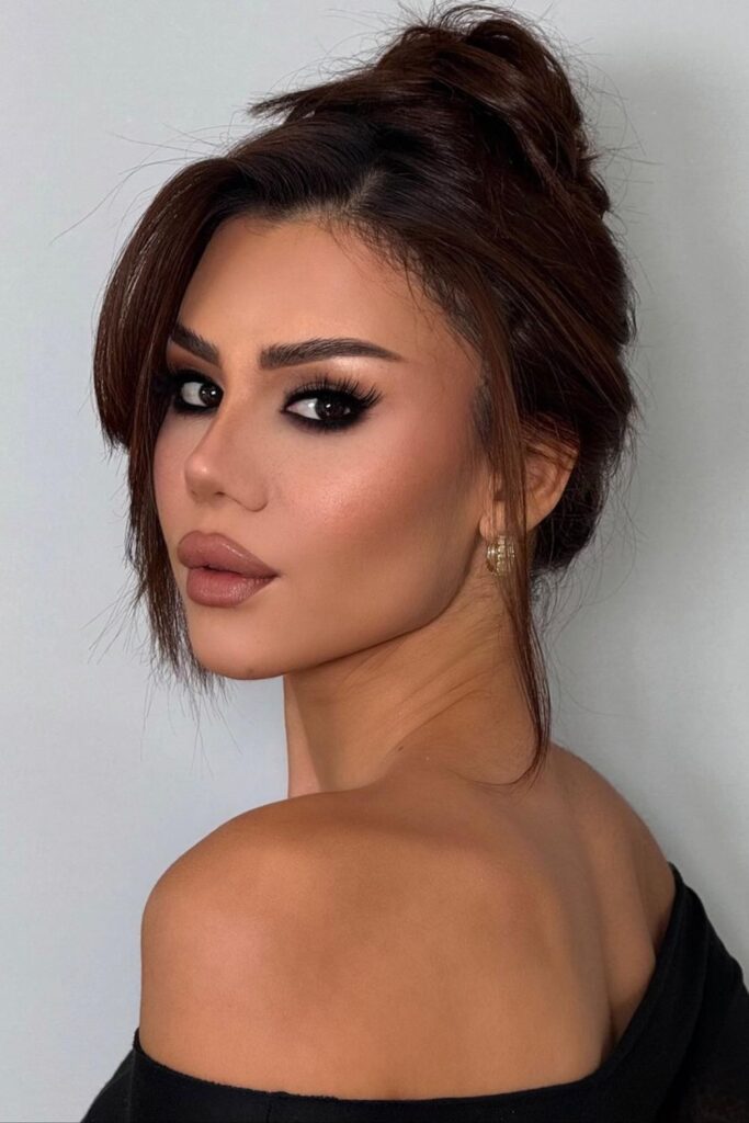 26+ Dark Feminine Makeup Looks With Bold Attitude 11