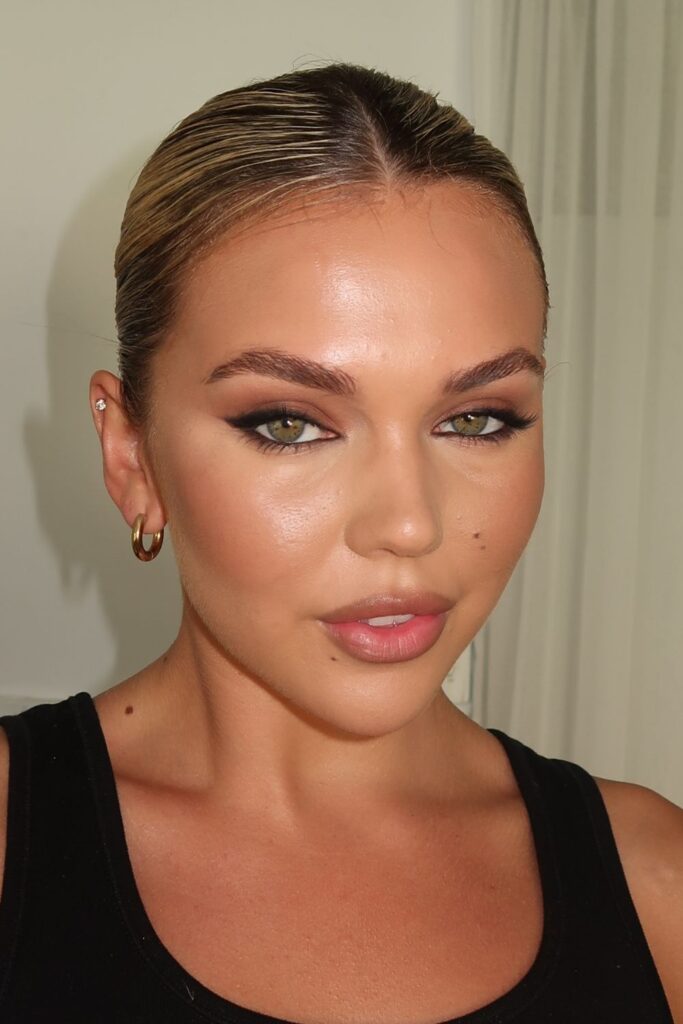 26+ Dark Feminine Makeup Looks With Bold Attitude 13