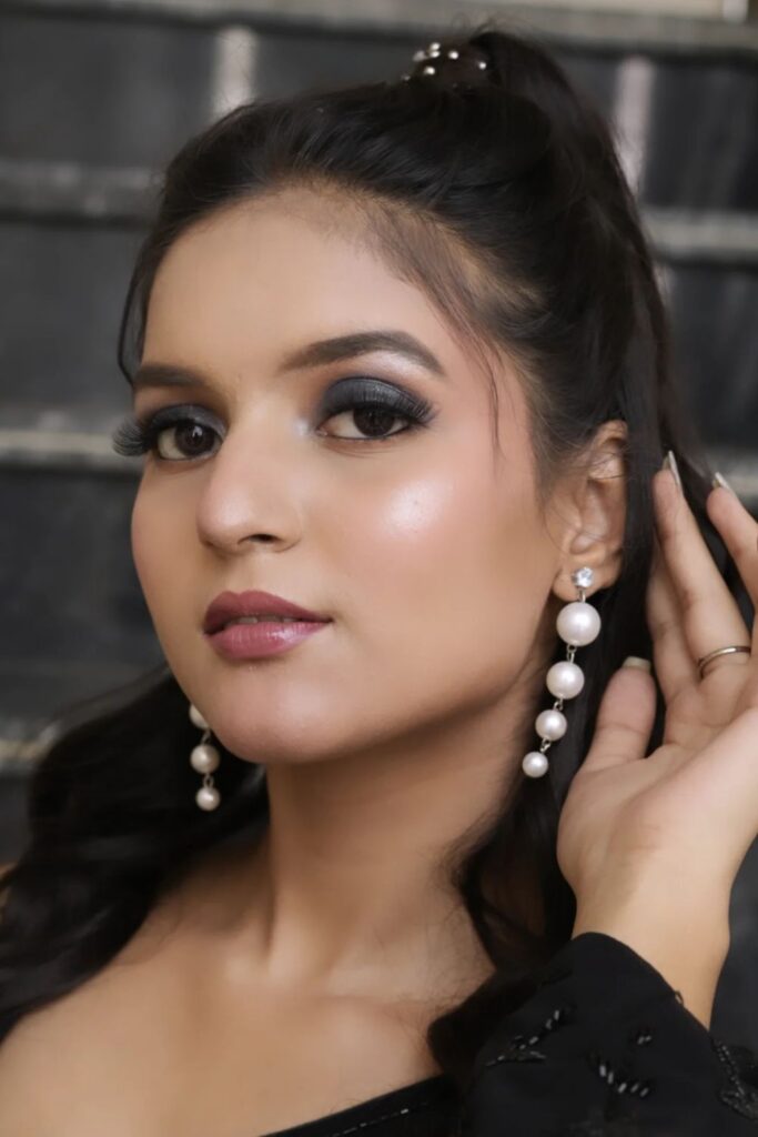 26+ Dark Feminine Makeup Looks With Bold Attitude 14