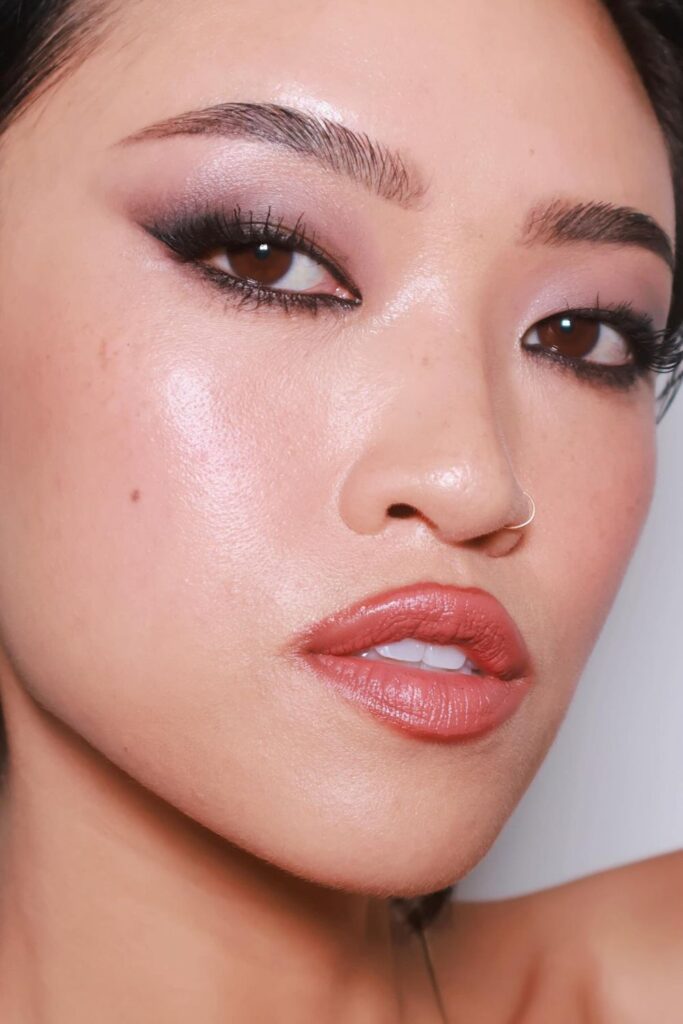 26+ Dark Feminine Makeup Looks With Bold Attitude 17