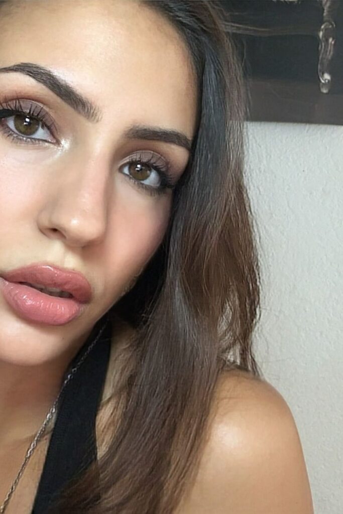 26+ Dark Feminine Makeup Looks With Bold Attitude 18