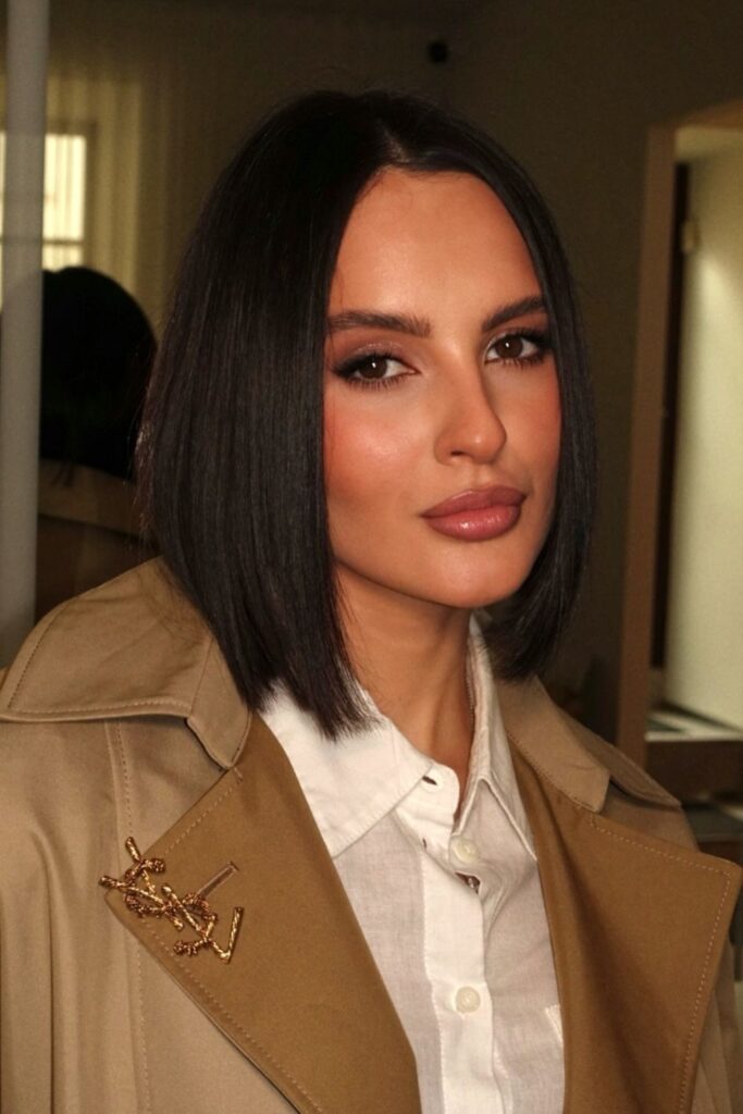 26+ Dark Feminine Makeup Looks With Bold Attitude 19