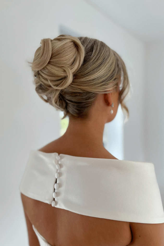 21+ Beautiful Updo Hairstyles You’ll Love 20