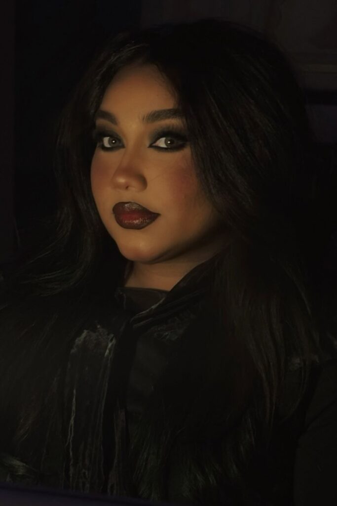 26+ Dark Feminine Makeup Looks With Bold Attitude 22