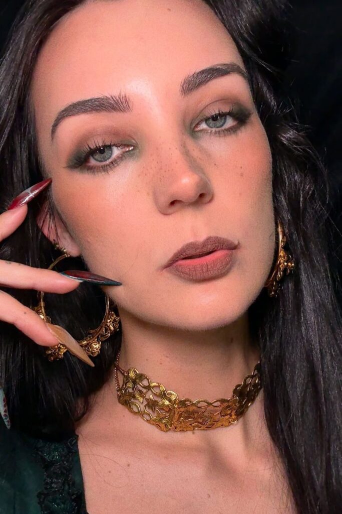 26+ Dark Feminine Makeup Looks With Bold Attitude 23