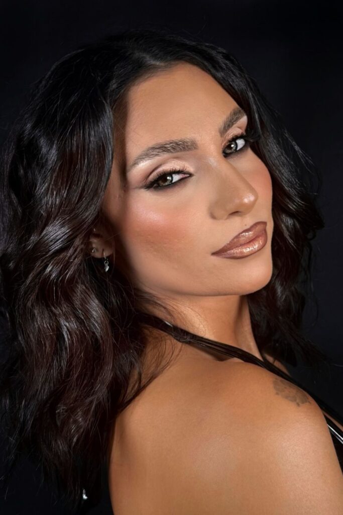 26+ Dark Feminine Makeup Looks With Bold Attitude 24