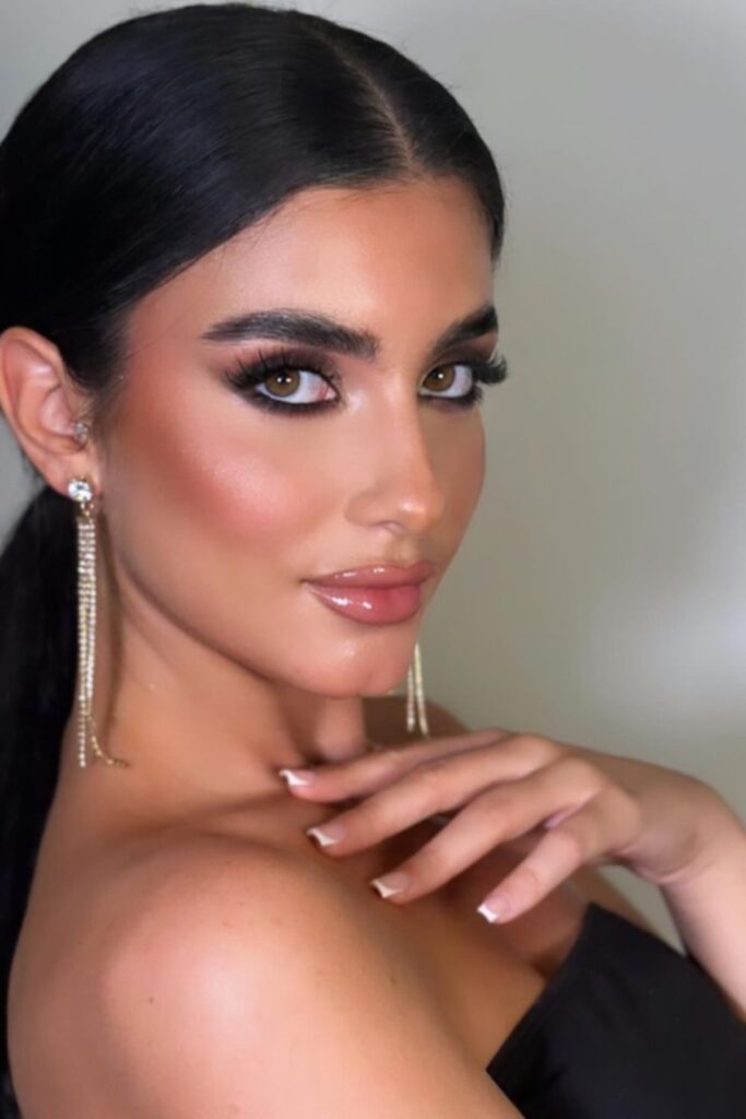 26+ Dark Feminine Makeup Looks With Bold Attitude 27