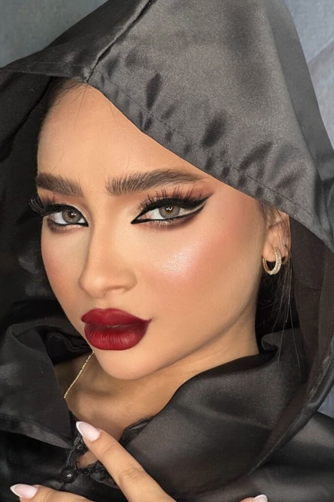 26+ Dark Feminine Makeup Looks With Bold Attitude 7