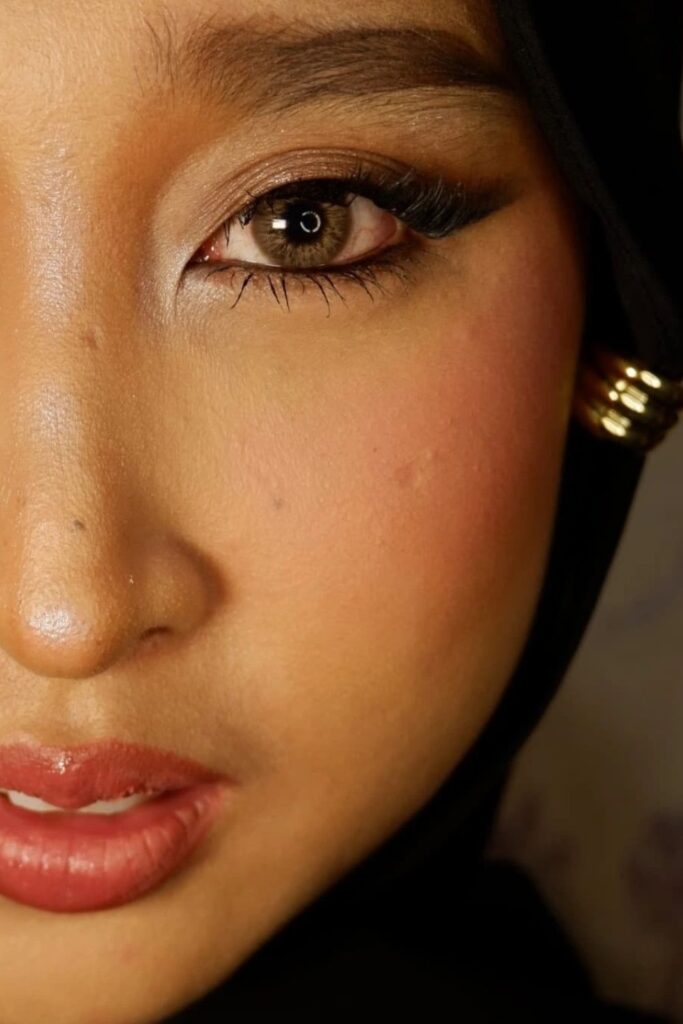 26+ Dark Feminine Makeup Looks With Bold Attitude 8