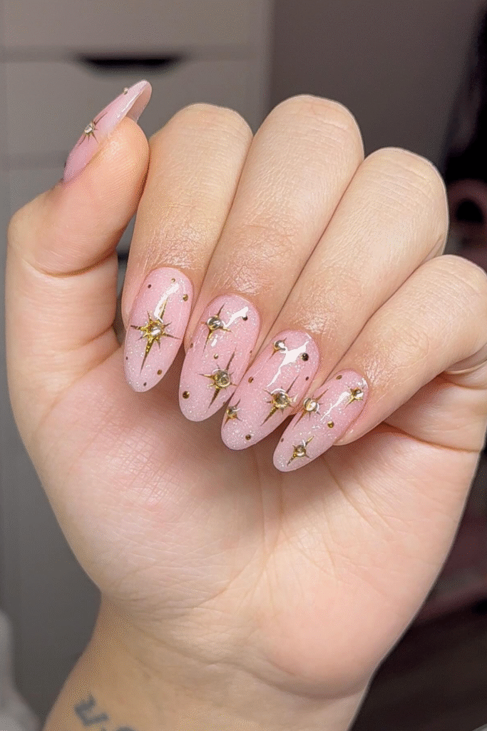 20+ December Nail Ideas for a Cozy Winter Look 9