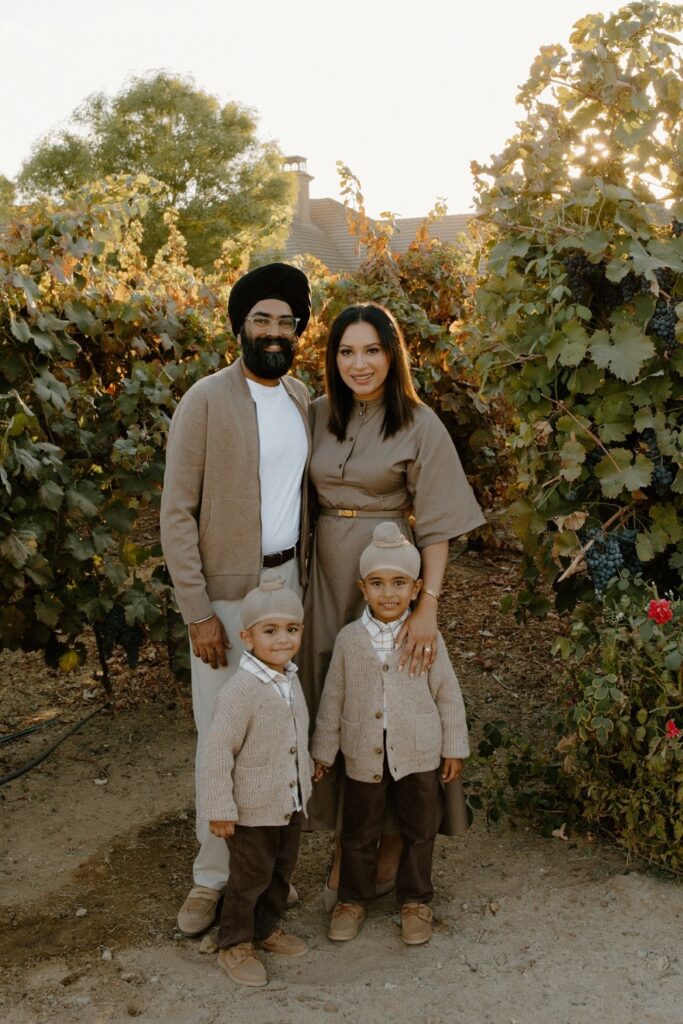 21+ Family Photo Outfit Ideas That Look Great Together evotique 1728523130 3475426375426067634 1007294503 (custom)