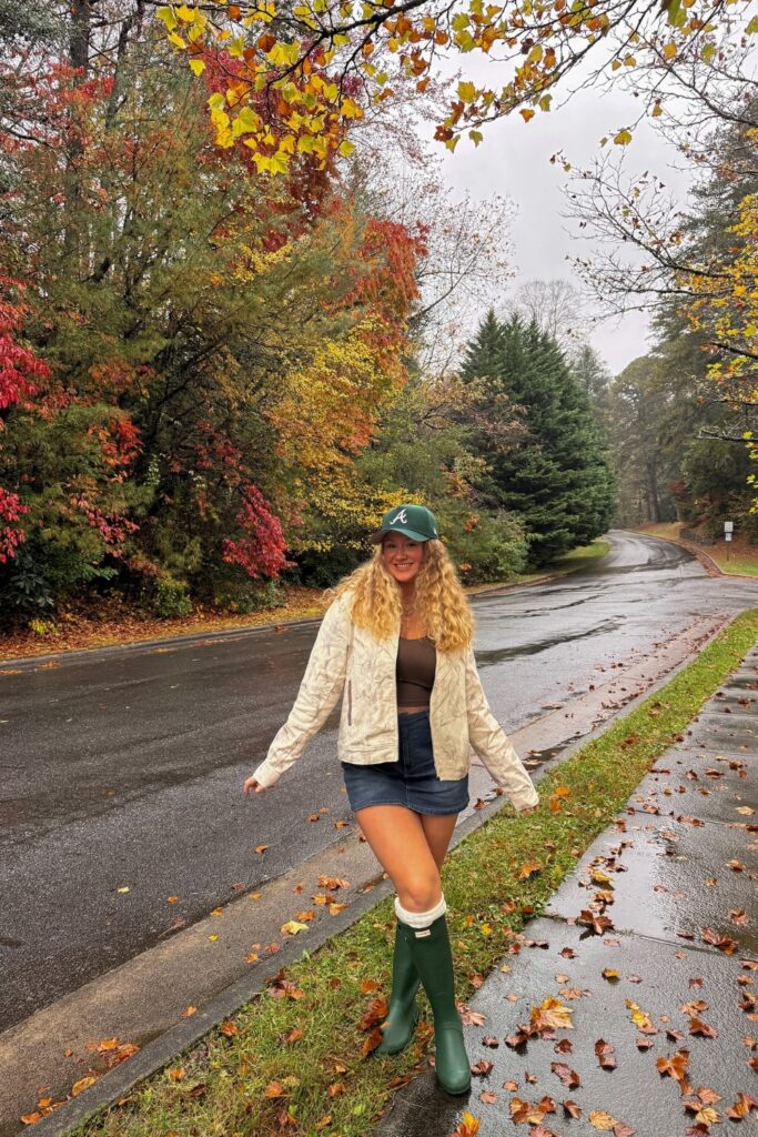 20+ Rainy Day Outfits for Cozy Practical Style hannah gordon 1761602044 3752912413813433095 300088344 (custom)