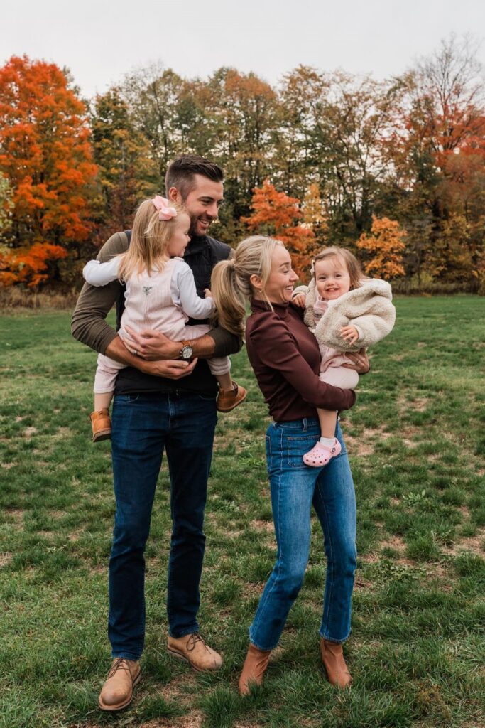 21+ Family Photo Outfit Ideas That Look Great Together jessicachampionphotography 1760918650 3747179691124835638 2080913967 (custom)