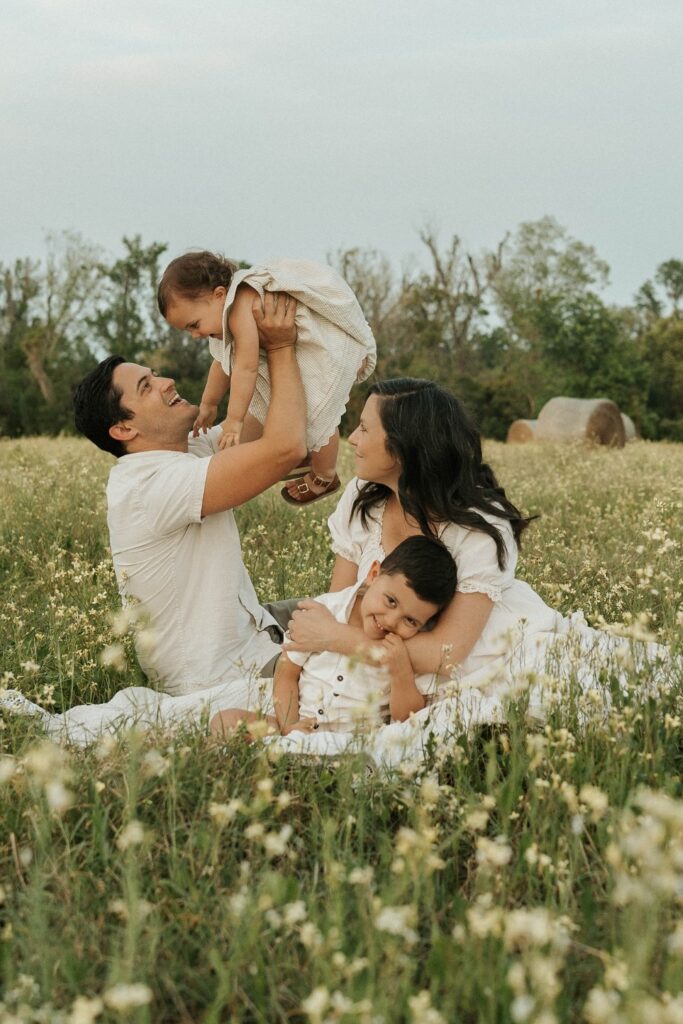 21+ Family Photo Outfit Ideas That Look Great Together jesswilliamsphotography 1751380012 3667163794010908771 33379454406 (custom)