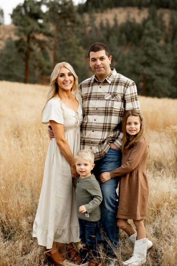 21+ Family Photo Outfit Ideas That Look Great Together kaileywallinphoto 1762780322 3762796527807966071 509418431 (custom)
