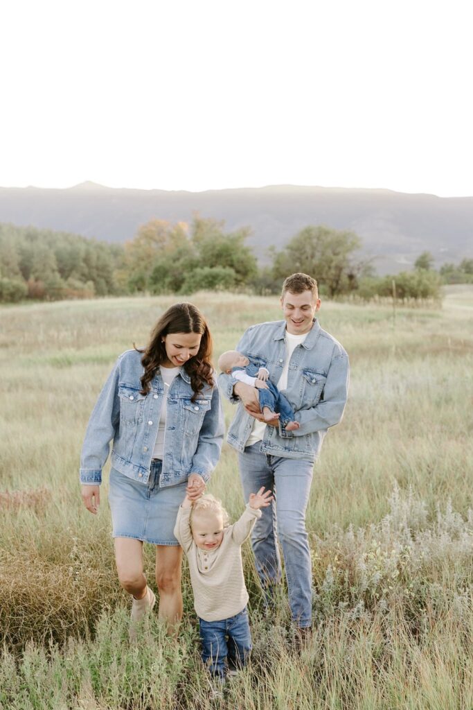 21+ Family Photo Outfit Ideas That Look Great Together kerricarlquist 1761146447 3749090592354553197 260172099 (custom)
