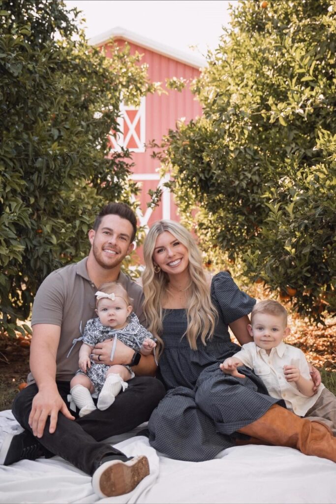 21+ Family Photo Outfit Ideas That Look Great Together kylie.brooke.smith 1761518644 3752212802691050104 194992321 (custom)
