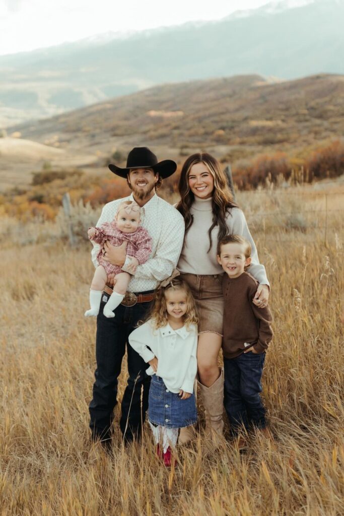 21+ Family Photo Outfit Ideas That Look Great Together makayla.bowcutphotography 1759715004 3737082775955431642 59720890974 (custom)