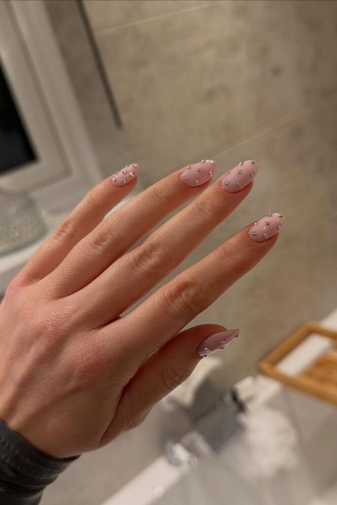 31+ Sparkling Rhinestone Nail Ideas for Bold Looks 28